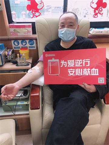 南瓜子正在參加無償獻(xiàn)血.jpg