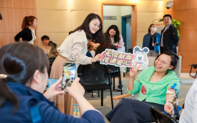 SMG員工正在參與現(xiàn)場獻血 (2).jpg