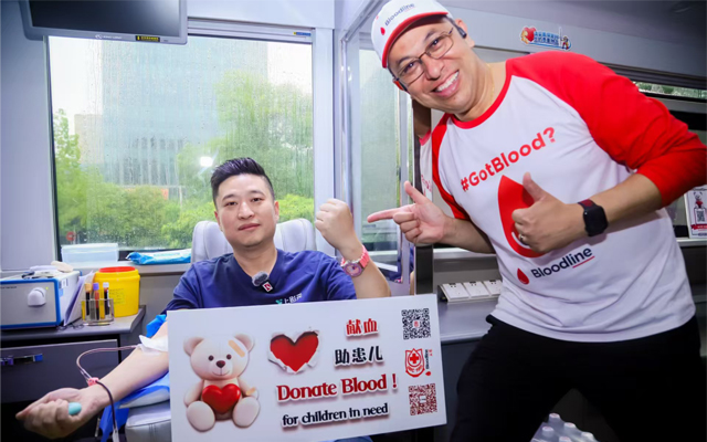BloodLine隊(duì)長Maskay和獻(xiàn)血者合影.jpg