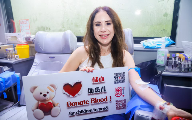 來自土耳其的Ozge 女士參加無償獻(xiàn)血.jpg