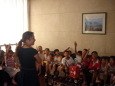 在有獎問答環(huán)節(jié)，學(xué)生們踴躍參與